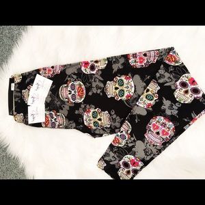 COPY - PLUS (CURVY) SUGAR SKULL SOFT LEGGINGS
